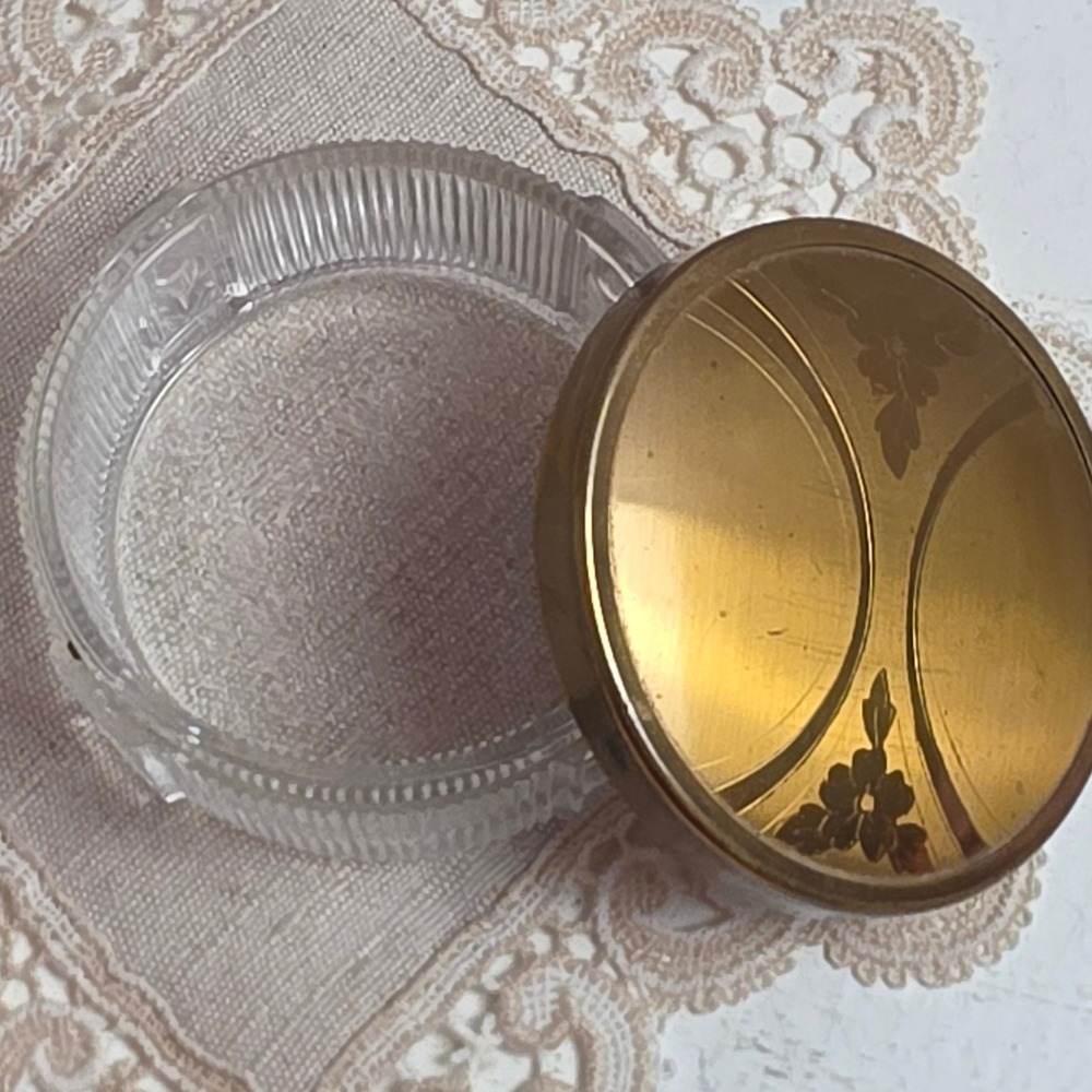 Vintage Glass Vanity Jar Set 2pc Floral Etched Brass Lids Ribbed Clear Glass - Picture 9 of 10